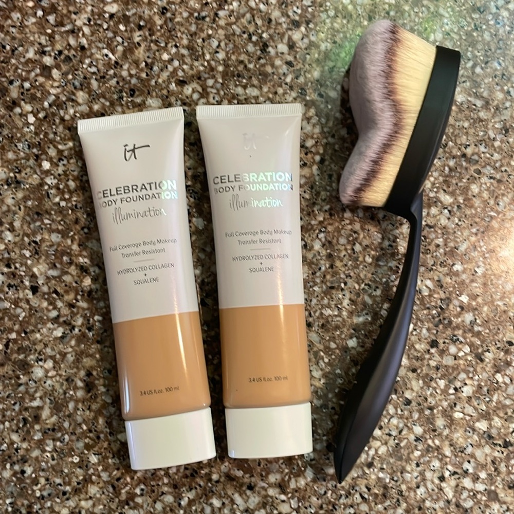 It Cosmetics Celebration Body Foundation Duo with Body application brush.